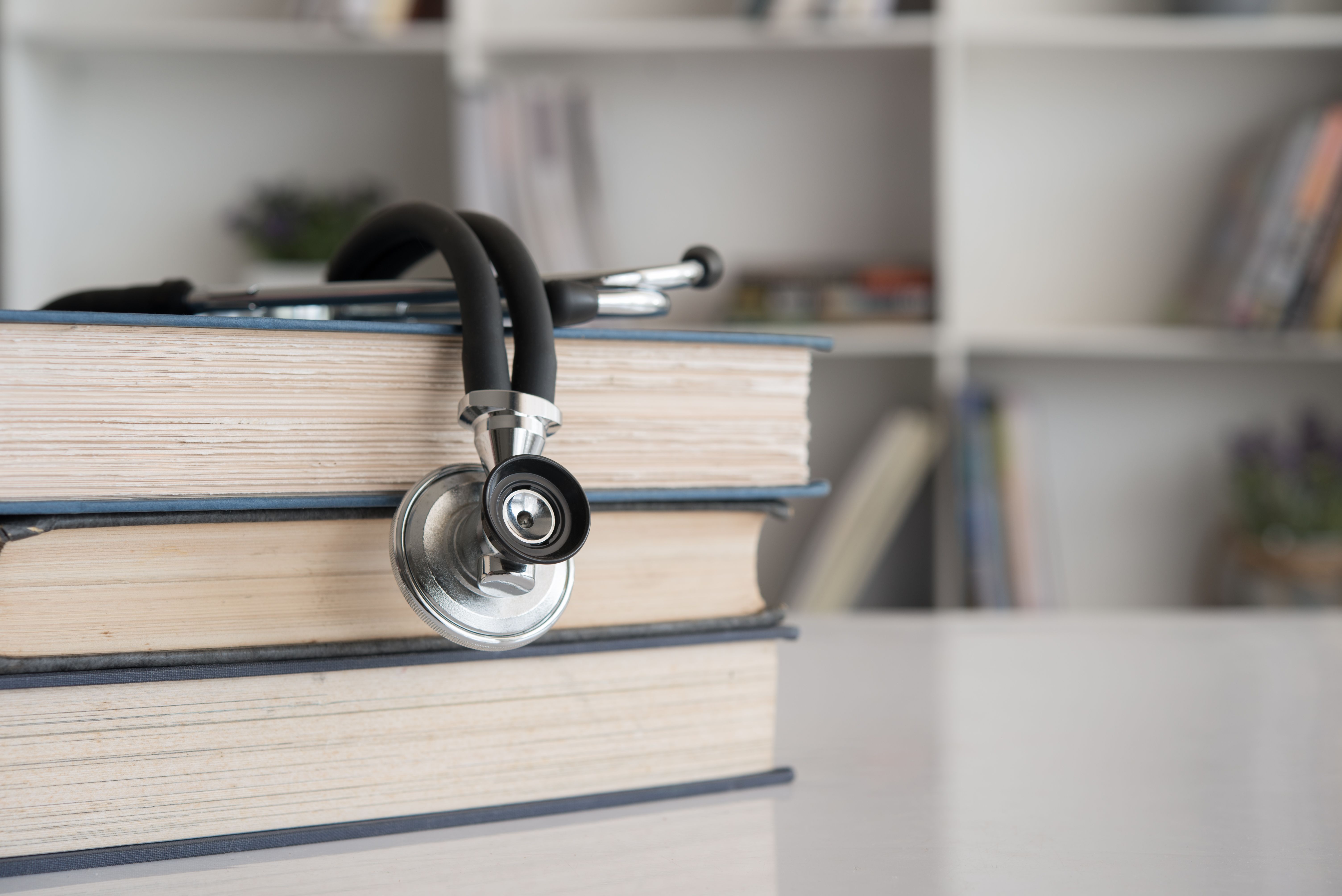 Ca să nu rămână fără medici, Rafila renunță la exigența la rezidențiat. Punctajul de admitere nu mai crește