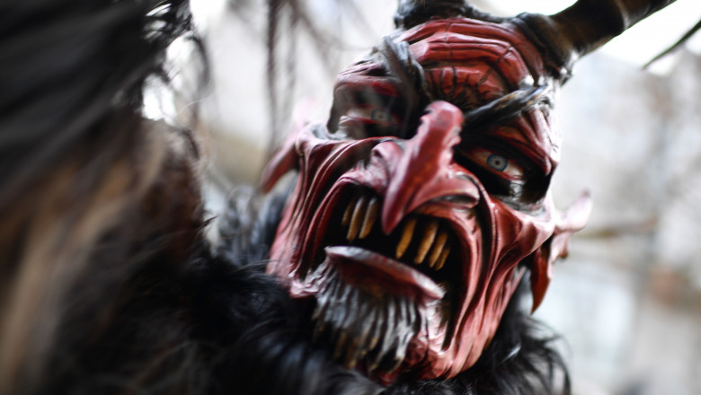 Mască de Krampus, creatură demonică ce apare în tradițiile de Moș Nicolae din anumite țări