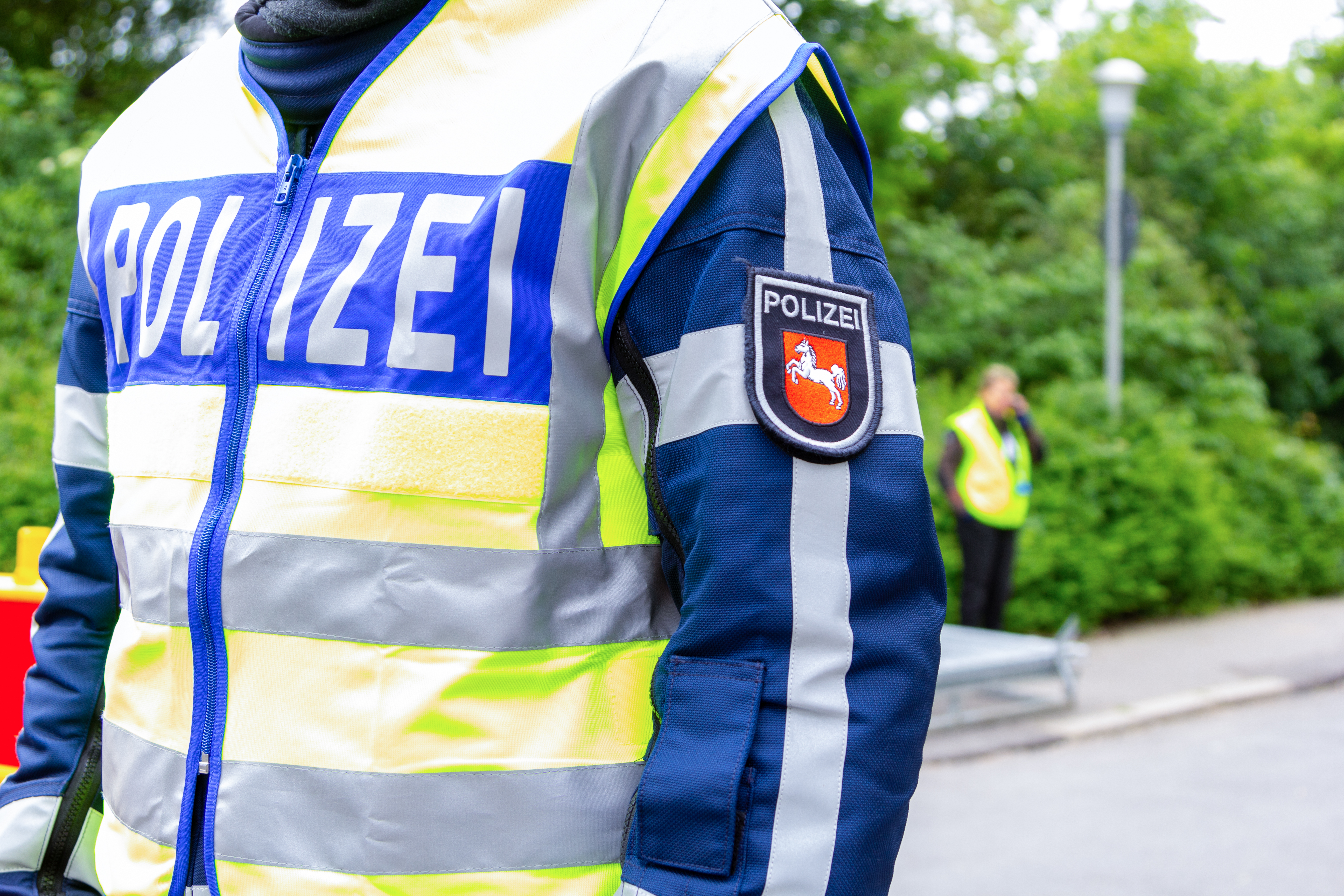 Doi români beți au fost surprinși pe 1 ianuarie împingând o mașină pe o autostradă din Germania
