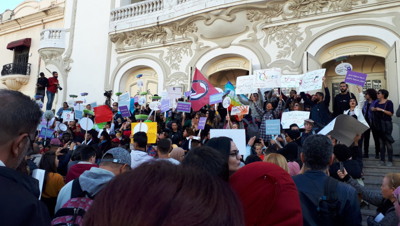 Femei protestând în fața Parlamentului din Tunisia pentru a cere deschiderea unei anchete împotriva unui deputat acuzat de hărțuire sexuală