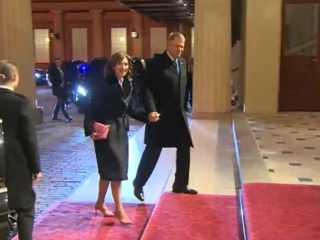 Video Cum A Apărut Carmen Iohannis La Recepția Găzduită De Regina Elisabeta A Ii A 