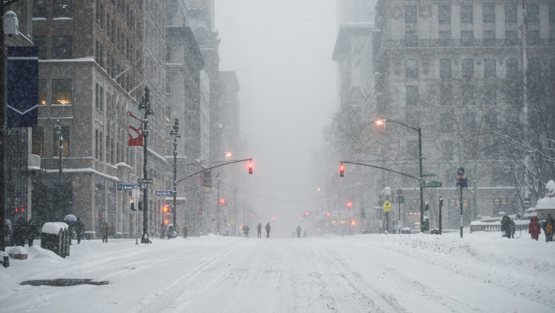 zapada New York City Manhattan Midtown street under the snow