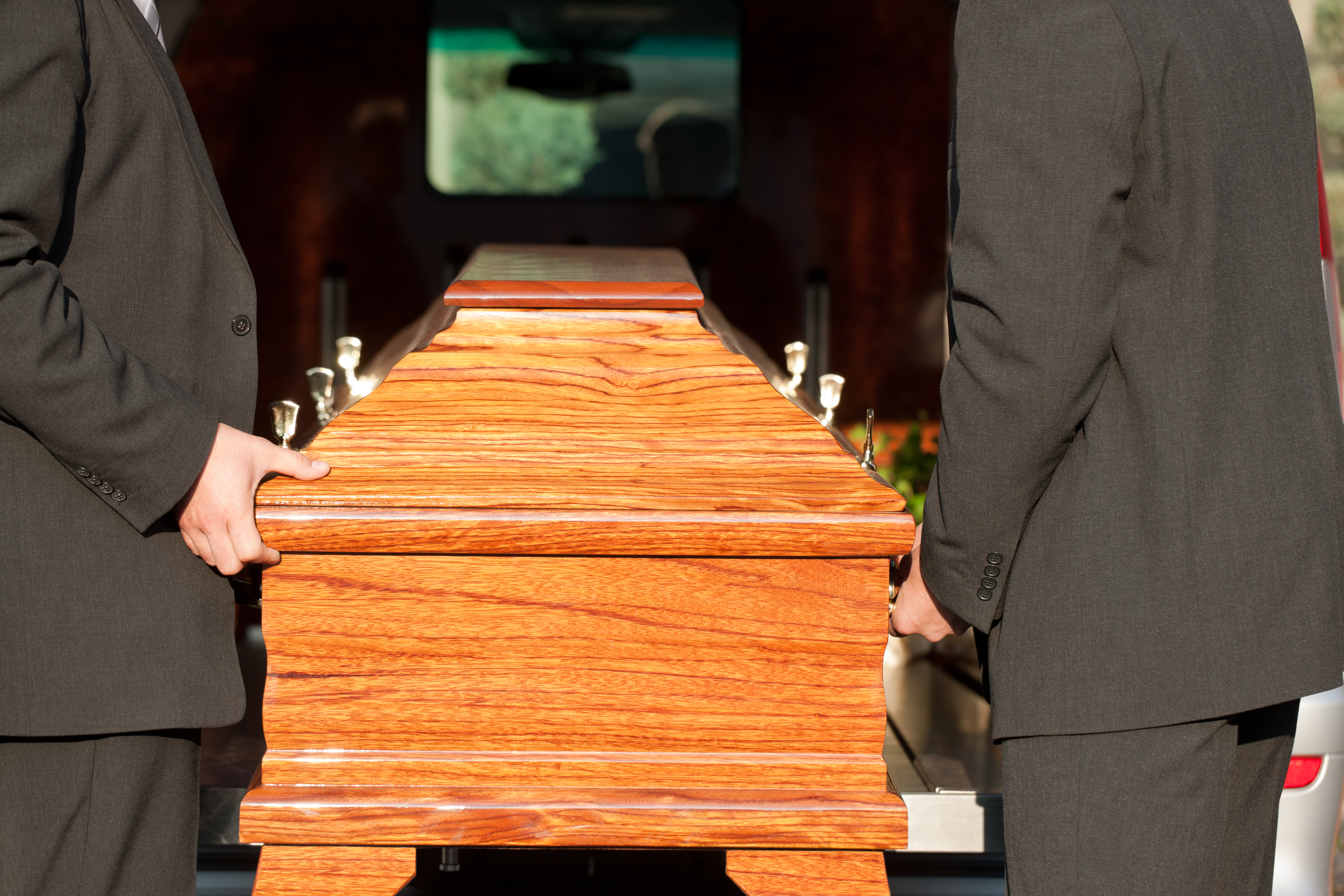 Cifra de afaceri a firmelor de pompe funebre va depăşi toate recordurile în acest an. Au apărut oferte de plată în rate fără dobândă
