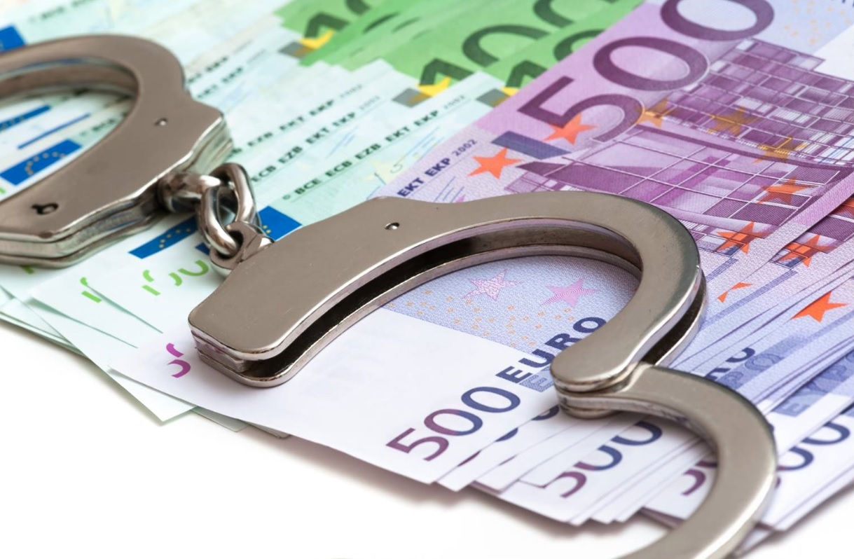 Managerul unei bănci din București a plecat acasă cu o parte din banii unității. Polițiștii i-au percheziționat locuința