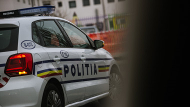 masina de politie pe strada