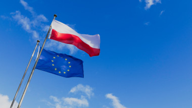 drapele ale uniunii europene si poloniei