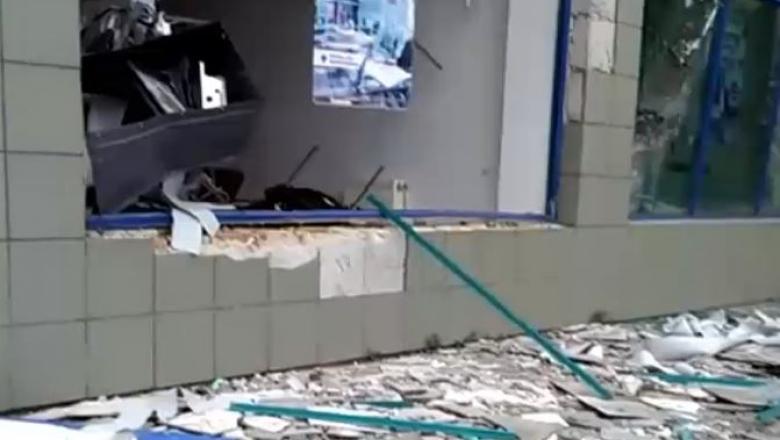 Un bancomat a fost aruncat în aer chiar lângă o secție de poliție. Hoții au furat banii și au dispărut