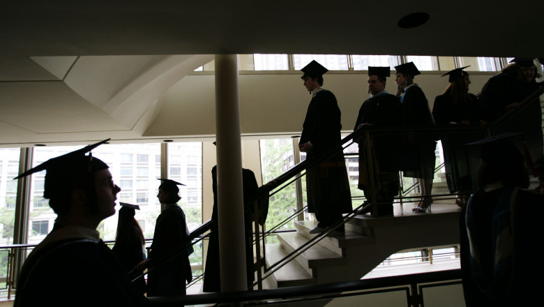 studenti la absolvire pe scarile facultatii