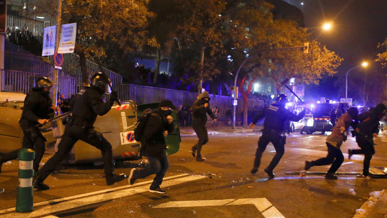 Proteste si ciocniri violente intre catalani si fortele de ordine din Barcelona