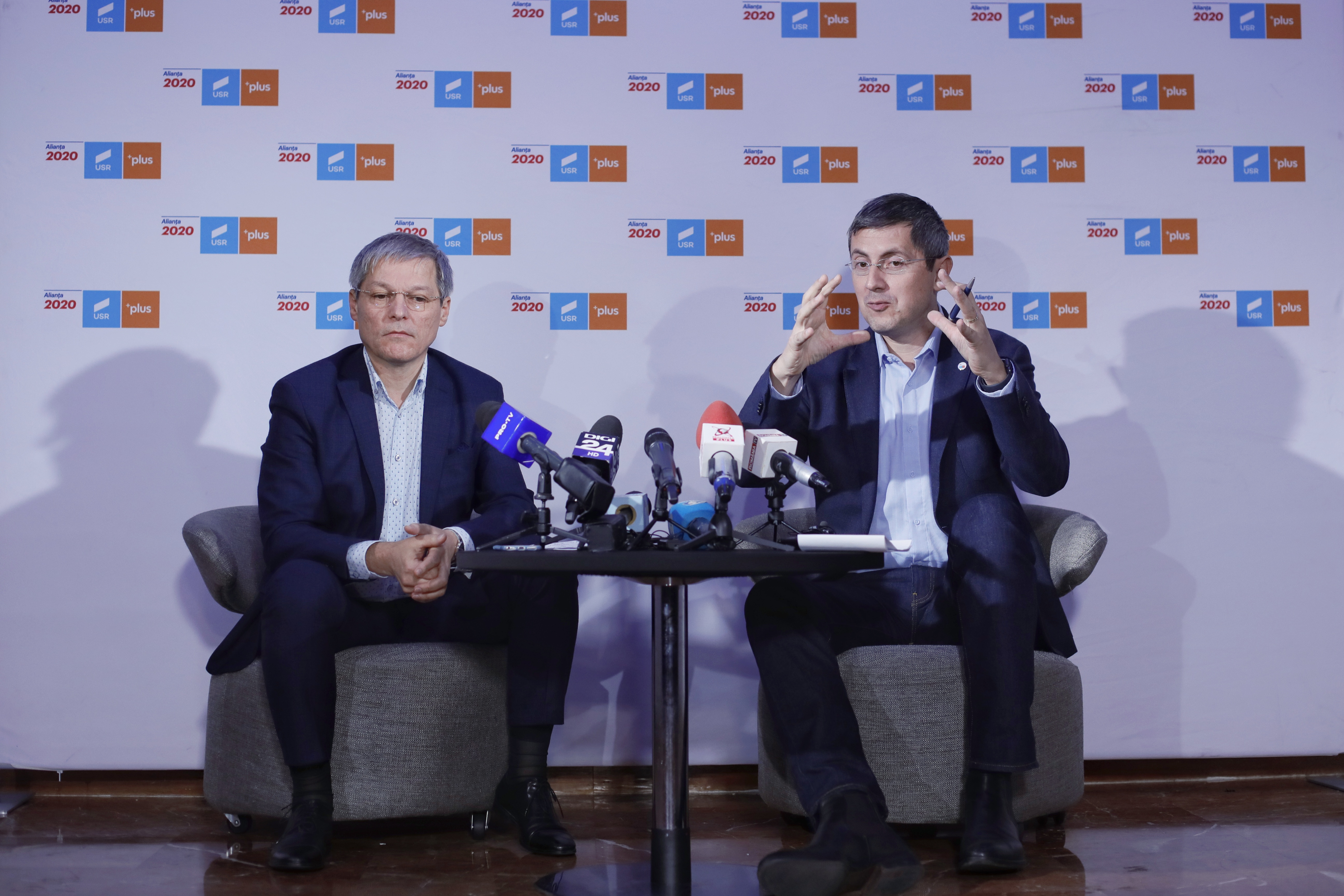 USR PLUS pune pe masă două contraoferte: Cîțu-premier sau Cioloș-premier