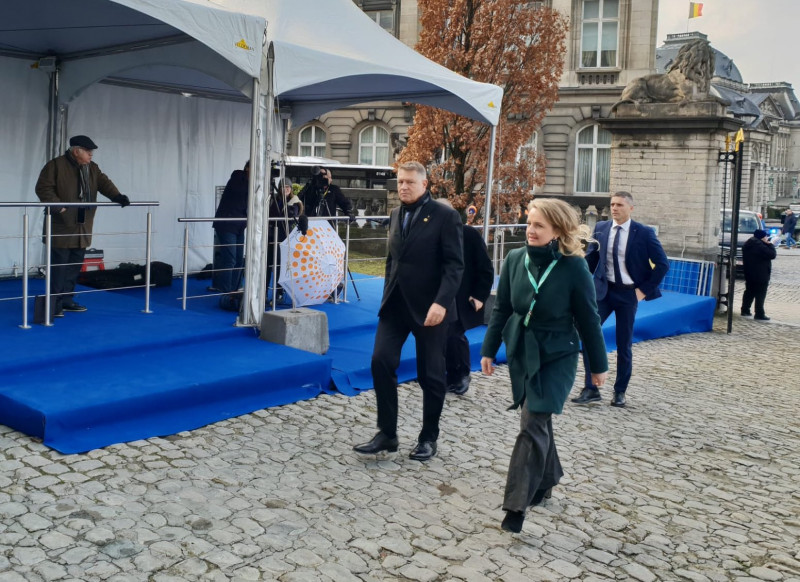 iohannis cu fular la reuniunea ppe