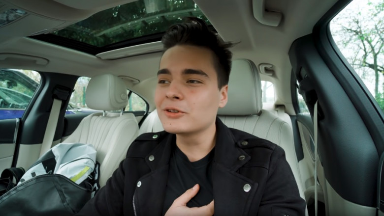 Vloggerul Selly le povestește fanilor cum a ajuns să-și cumpere mașina Mercedes