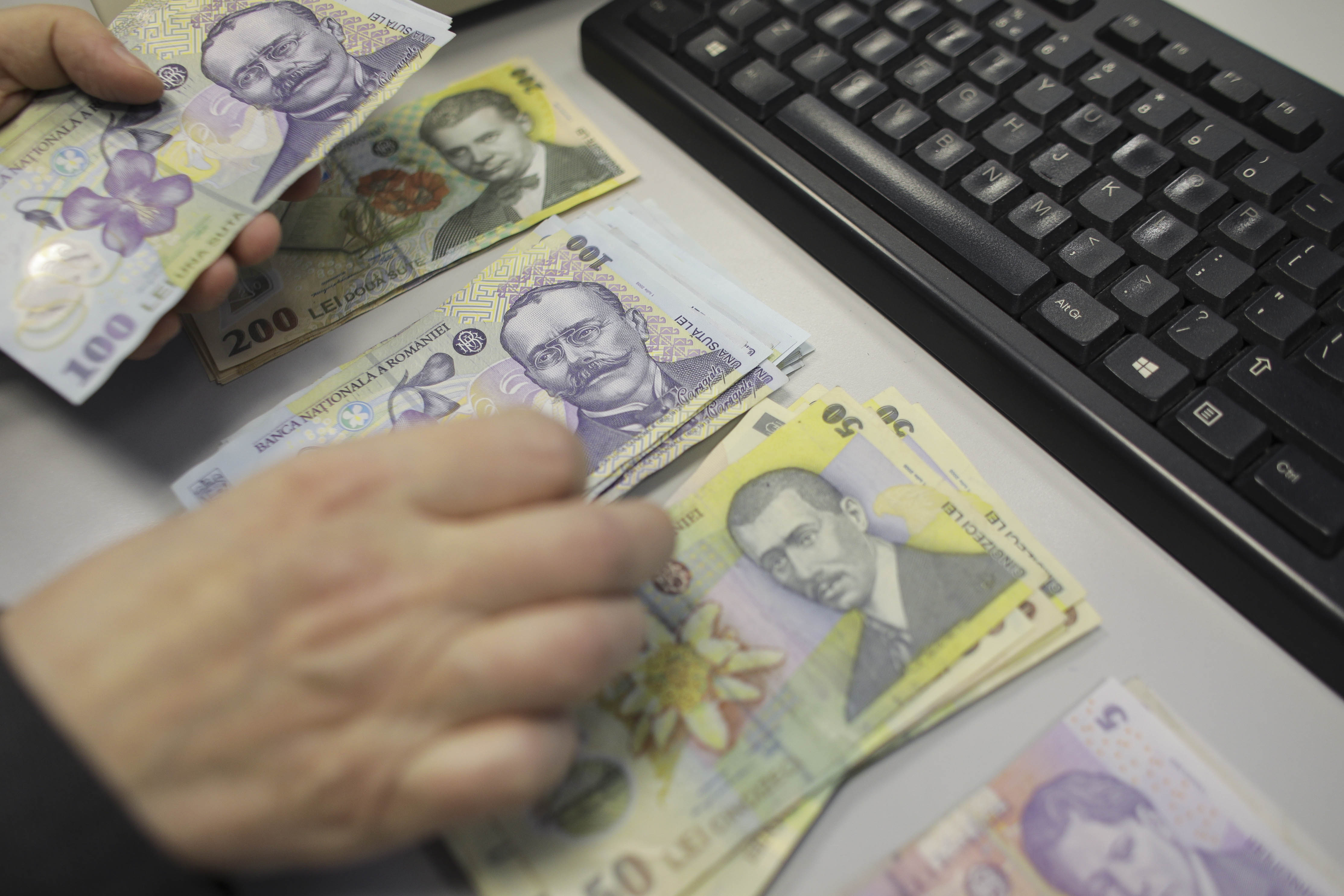 Lista noutăților fiscale care intră în vigoare de la 1 ianuarie 2021: TVA redus la locuințe, fără impozit pe telemuncă