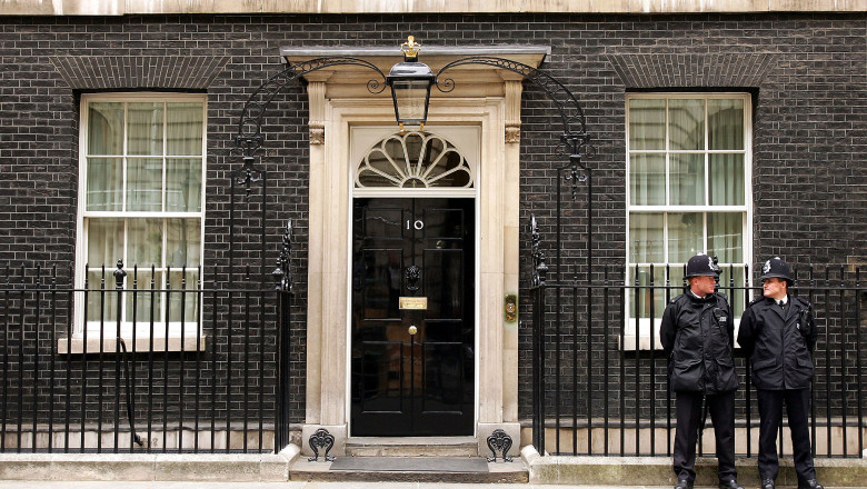 Ușa reședinței prim-ministrului Regatului Unit, pe Downing Street Nr. 10