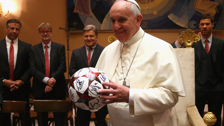 VATICAN CITY, VATICAN - OCTOBER 22: Pope Francis holds a gift of FC Bayern Muenchen during an private audience with the team of FC Bayern Muenchen in the Palace of the Vatican on October 22, 2014 in Vatican City, Vatican. (Photo by Alexander Hassenstein/Bongarts/Getty Images)