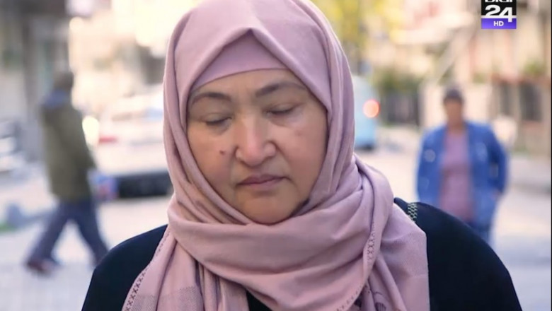 Femeie uigura merge ingandurata si indurerata pe strada in Istanbul