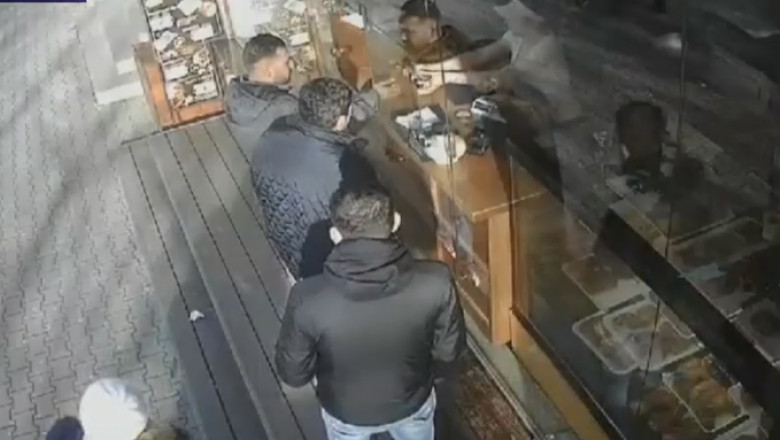 Trei bărbați au fost surprinși de camere cum au escrocat-o pe vânzătoarea de la o covrigărie din Focșani