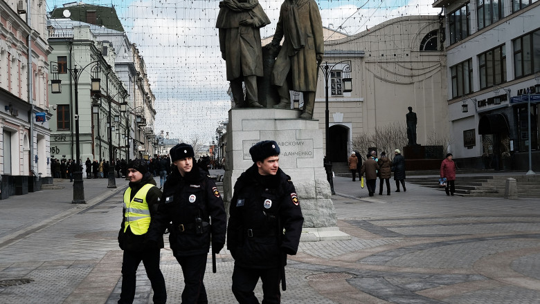 MOSCOW, RUSSIA - MARCH 04: Police walk through central Moscow on March 4, 2017 in Moscow, Russia. Relations between the United States and Russia are at their lowest point in years as evidence mounts about the complex relationship between President Donald Trump's administration and the Russian government. (Photo by Spencer Platt/Getty Images)