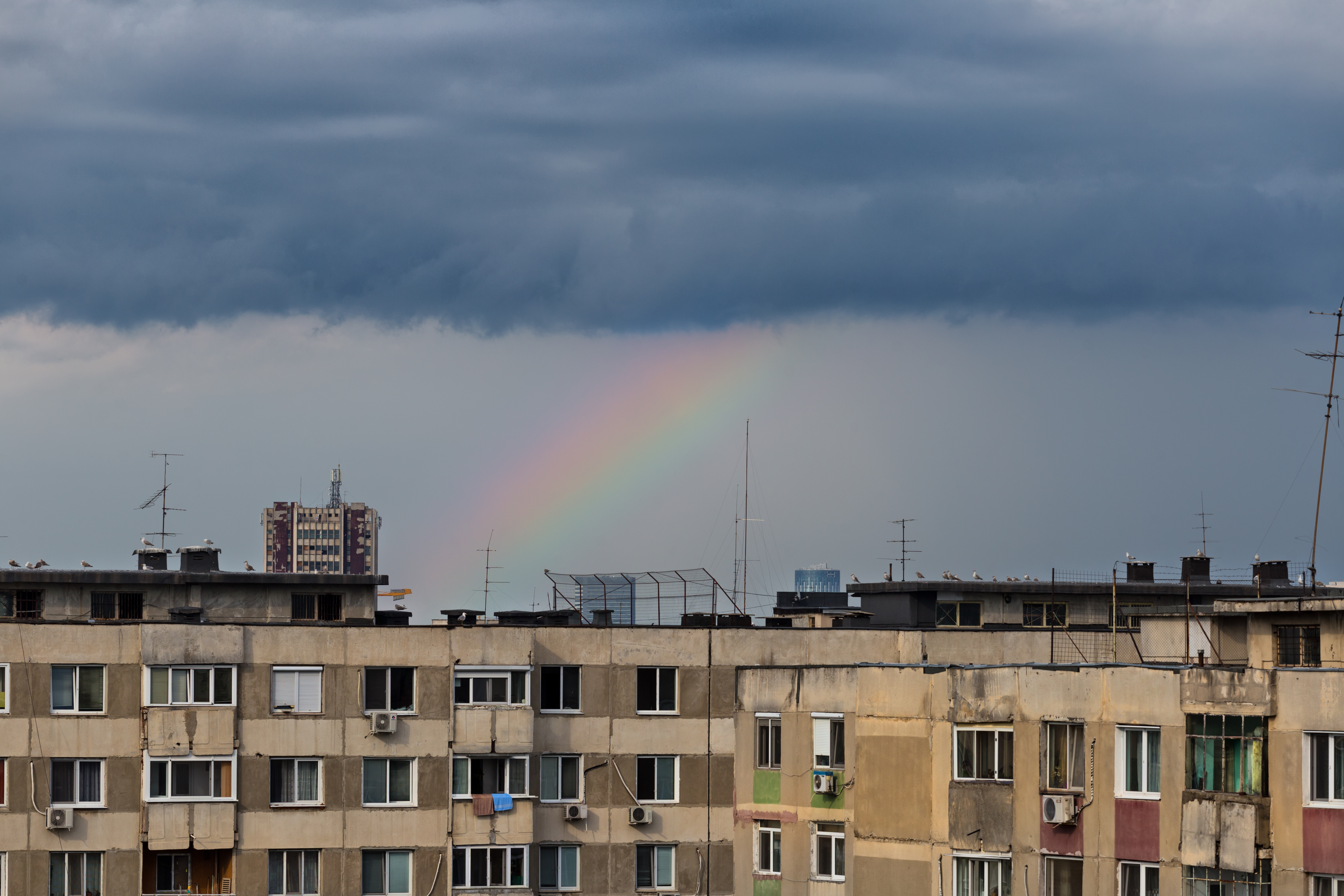 Cum au fost salvați doi copii de doi ani blocați într-un apartament de la etajul 4, în Vaslui