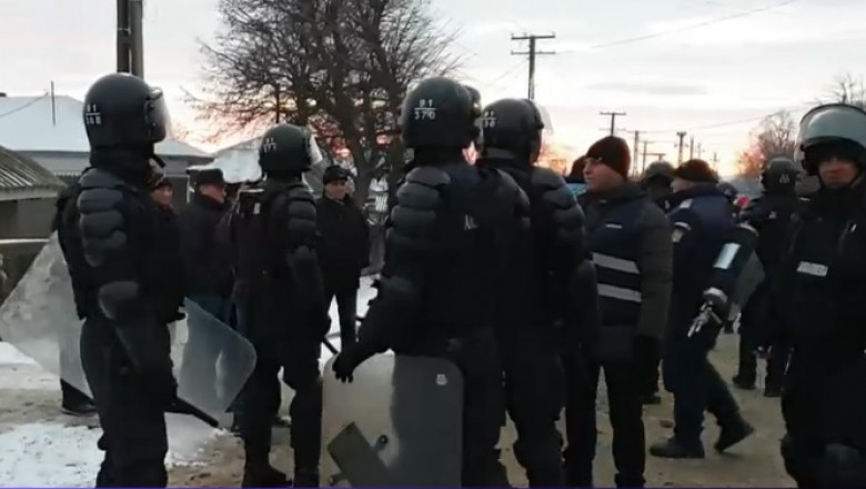 Jandarmii au intervenit din nou pentru a împiedica bătaia tradițională din ultima zi a anului de la Ruginoasa, Iași