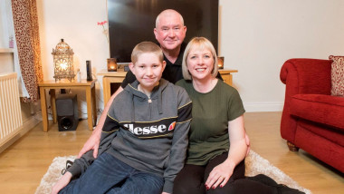 Familia McDonald e fericită: fiul lor s-a vindecat de cancer și au câștigat marele pot la loterie