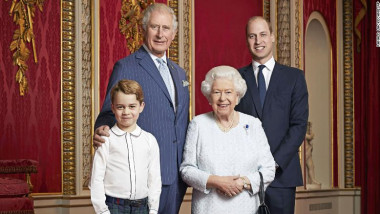 Regina Elisabeta a II-a a Marii Britanii și cele trei generații de moștenitori ai tronului: Prințul Charles, Prințul William și Prințul George