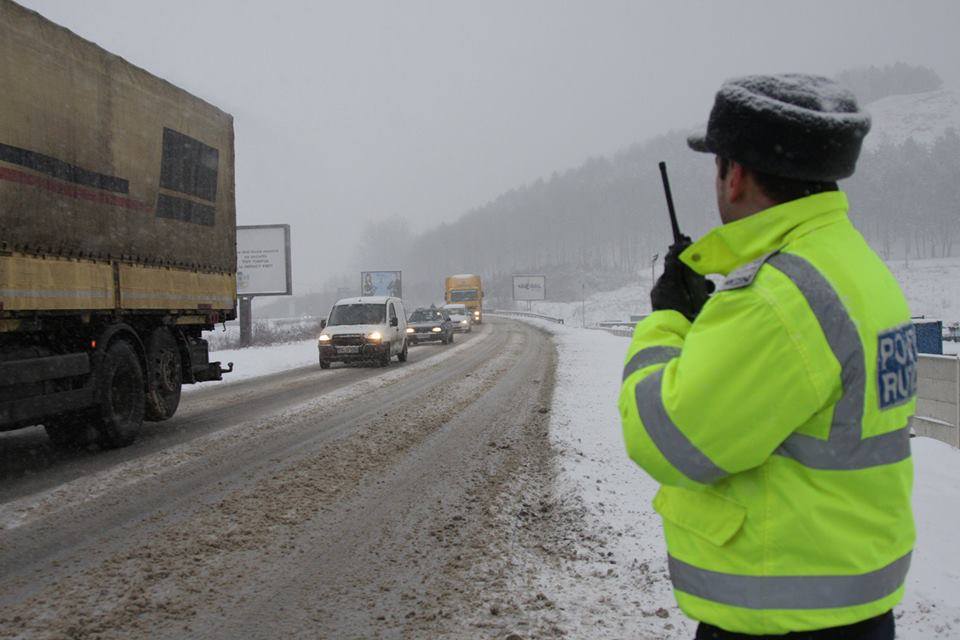 În următoarele zile vor fi ninsori abundente și viscol puternic. Meteorologii au emis mai multe alerte cod portocaliu și galben