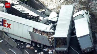 Mai multe camioane au intrat unul într-altul după ce un autocar cu pasageri a ratat o curbă