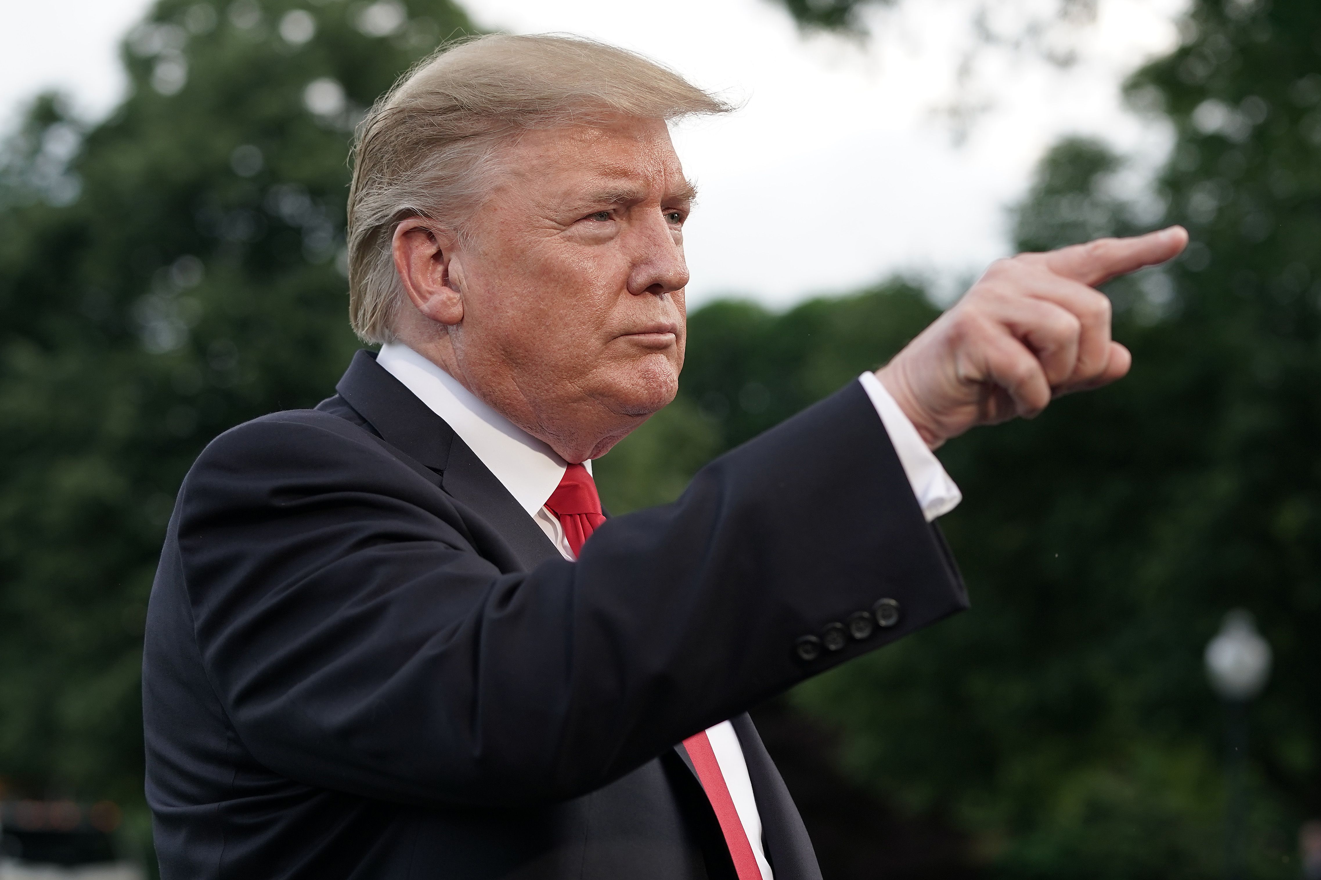Donald Trump îşi exprimă solidaritatea cu Franţa şi condamnă „atacurile teroriste”