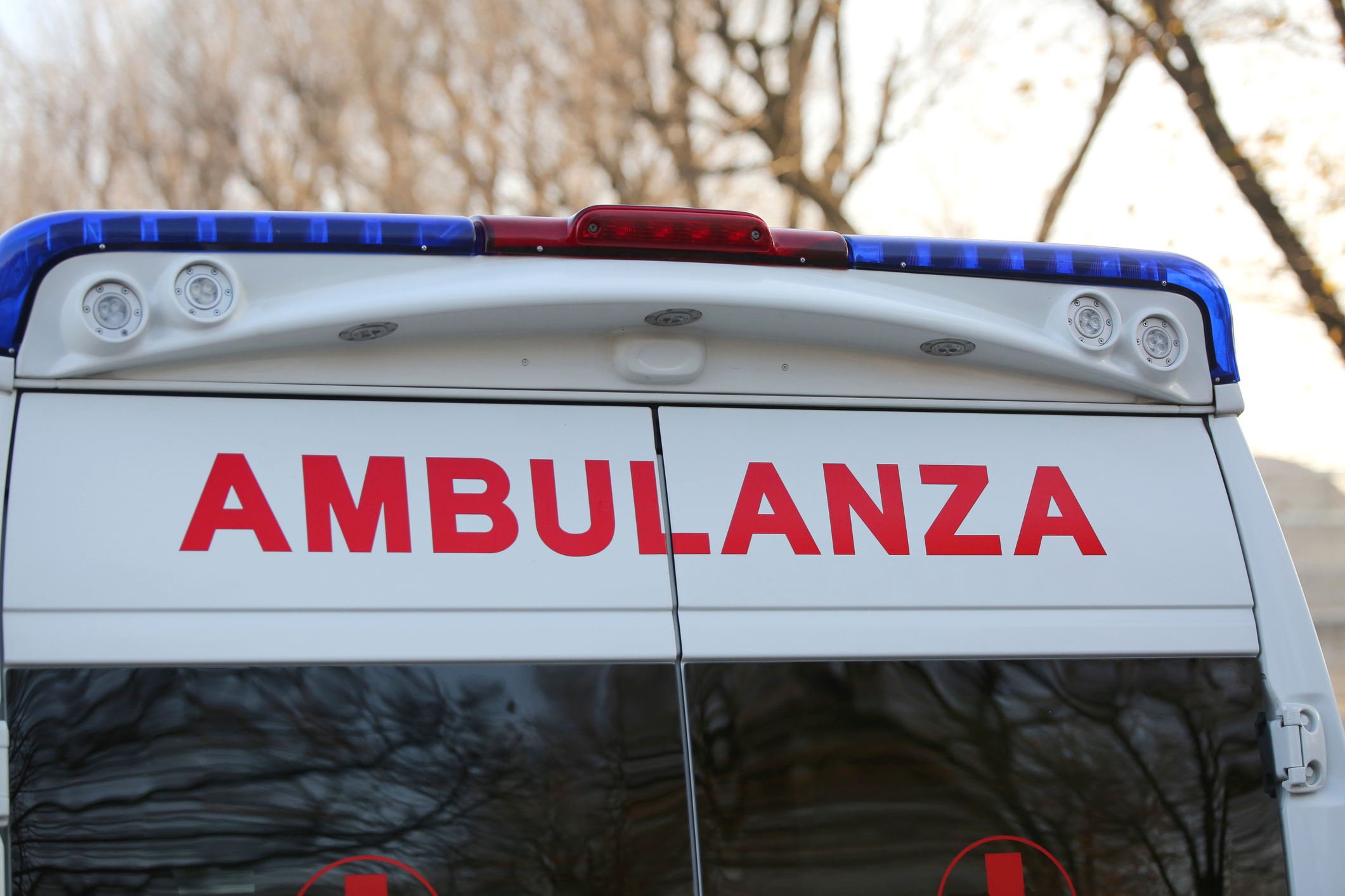 Doi tineri români au murit pe loc în Italia, după ce mașina lor a lovit un stâlp și s-a rupt în două