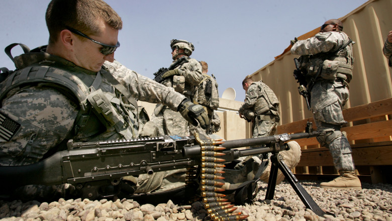 soldati americani in baza din irak cu armament