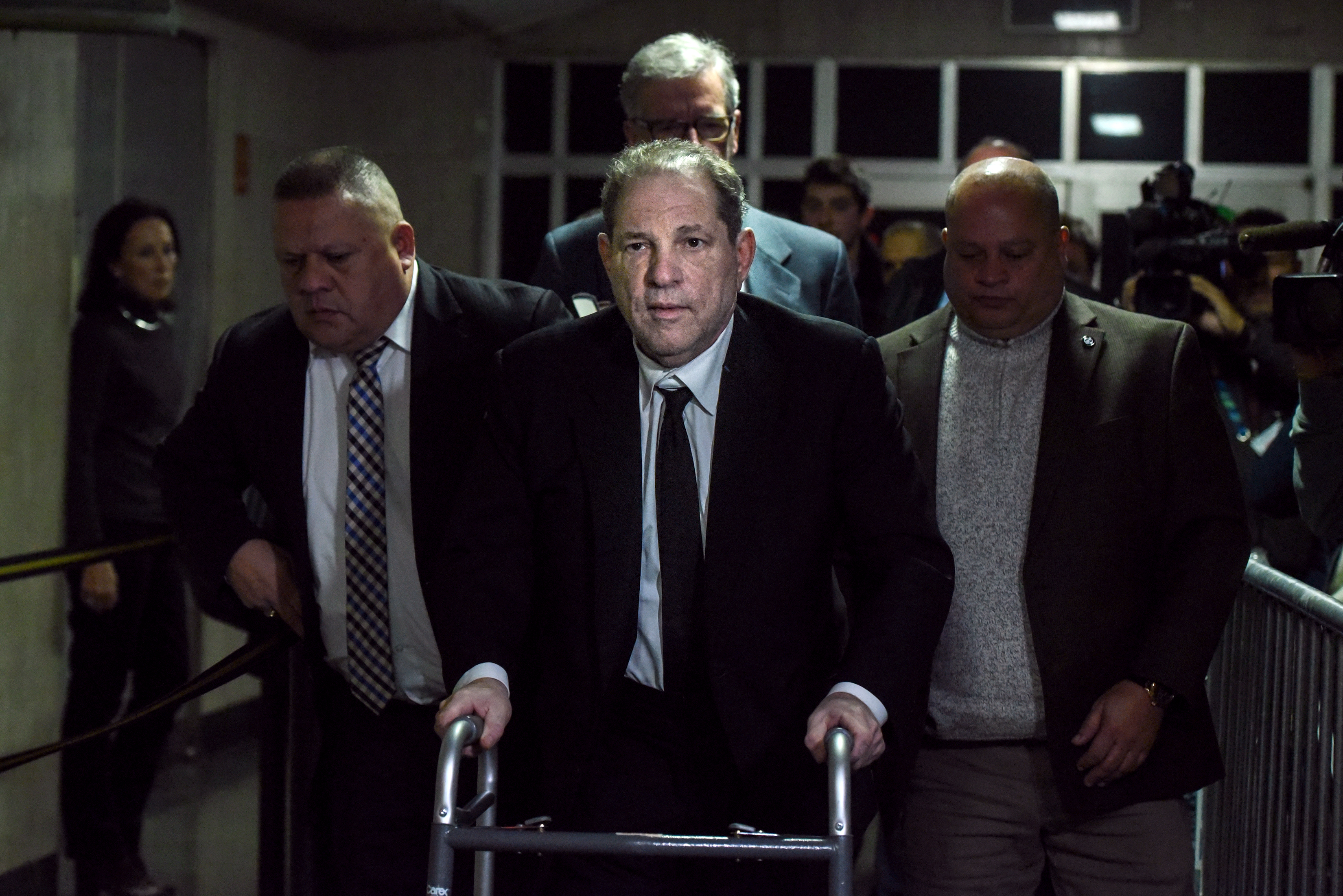 Harvey Weinstein, fostul producător de la Hollywood, a fost transportat de urgenţă la spital pentru o operaţie pe cord