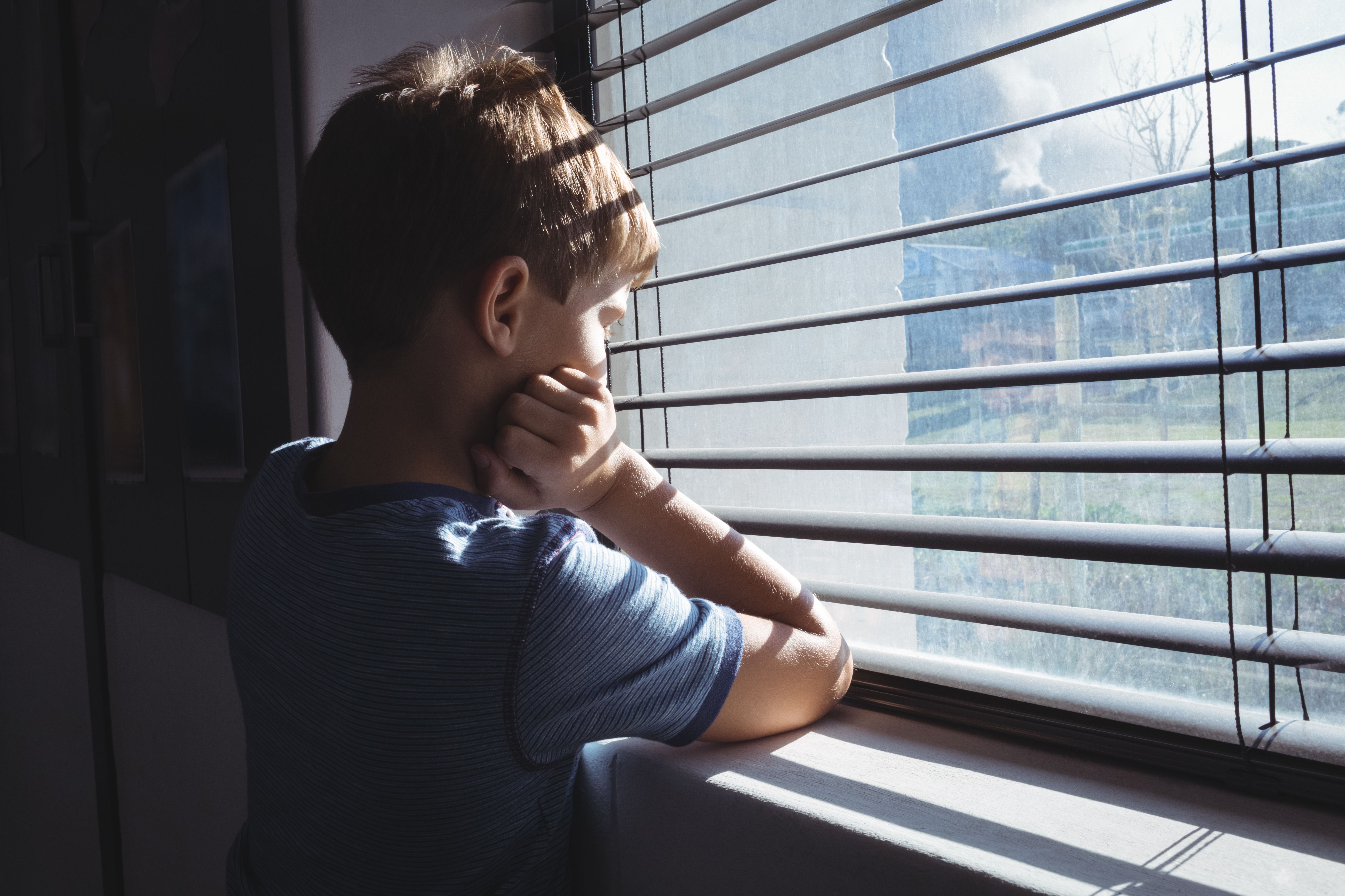 Zeci de mii de copii care au părinții la muncă în străinătate vor petrece Paștele fără ei