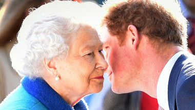Regina Elisabeta a II-a a Marii Britanii și prințul Harry