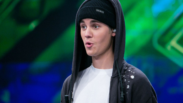 cântărețul canadian Justin Bieber , figură mirată