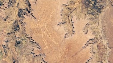 fotografie din satelit NASA a Maree Man, silueta umană a unui vânător, gravată în deșertul din Australia