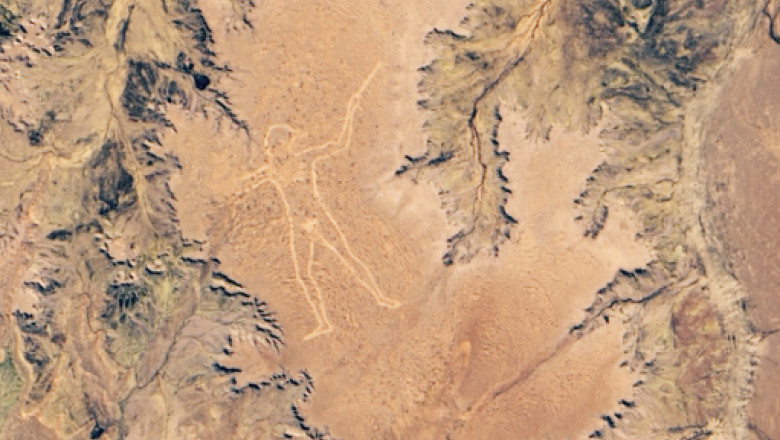 fotografie din satelit NASA a Maree Man, silueta umană a unui vânător, gravată în deșertul din Australia