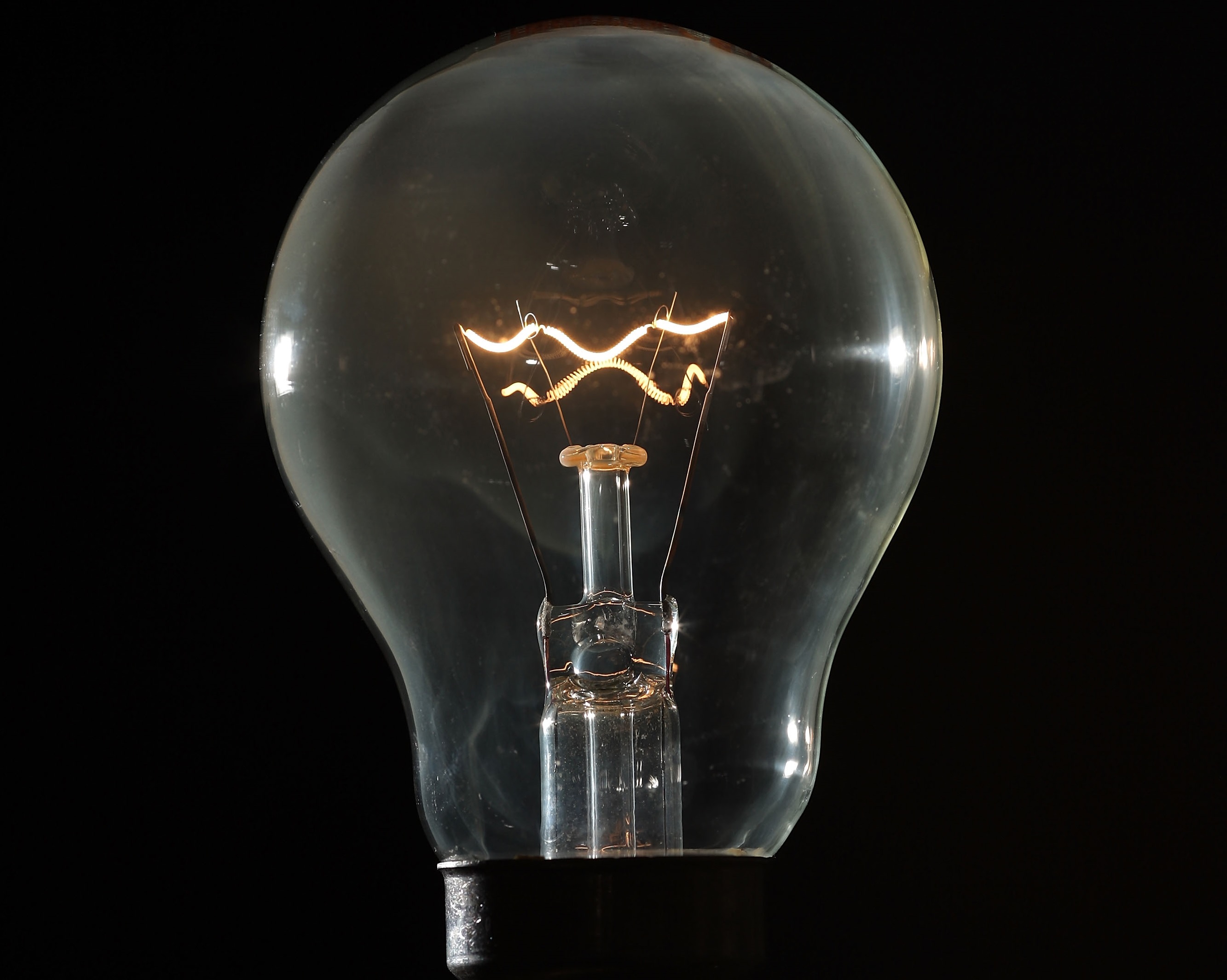 Companii care ar fi putut pune in pericol livrarea de energie electrica sau implicate in manipularea pietei, amendate cu sume uriase