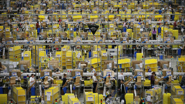 vedere de ansamblu a interiorului unui depozit al companiei Amazon