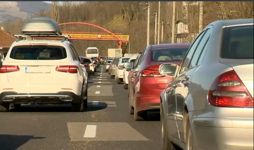 Trafic îngreunat pe DN 1, în zona stațiunilor de pe Valea Prahovei, după ce un pieton a fost lovit pe trecere