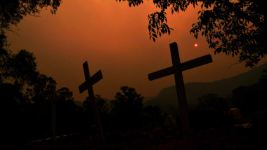 cruci pe fundal apocaliptic generat de incendiile din Australia