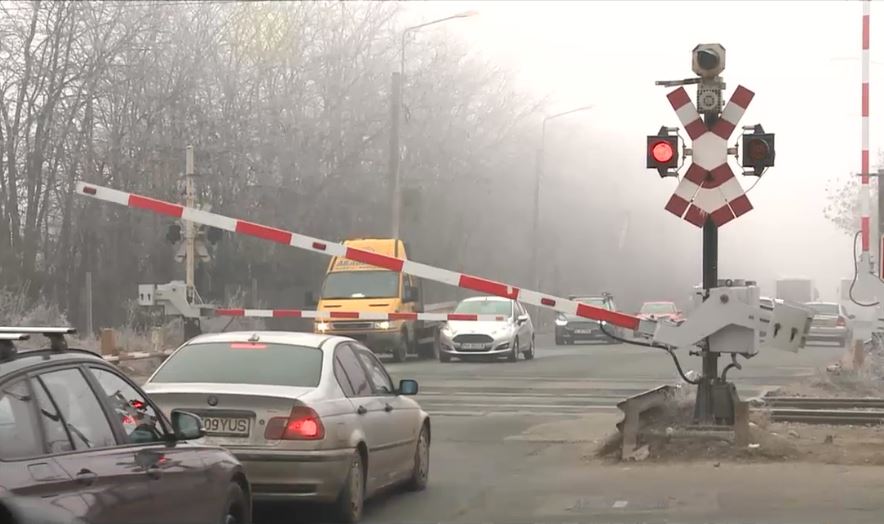 Un semafor CFR de pe DN 7 a blocat traficul rutier timp de 30 de minute fără să treacă niciun tren. Reacția CFR