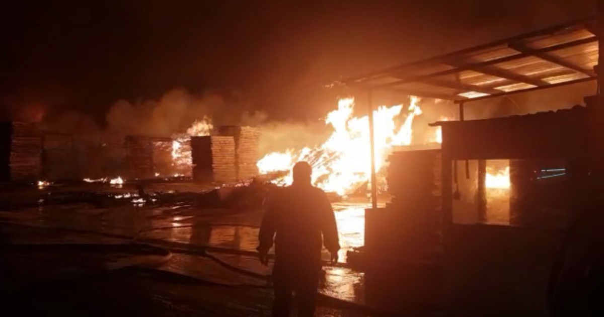 VIDEO. Incendiu cu degajări mari de fum într-o hală în care se produc  saltele, în Prahova