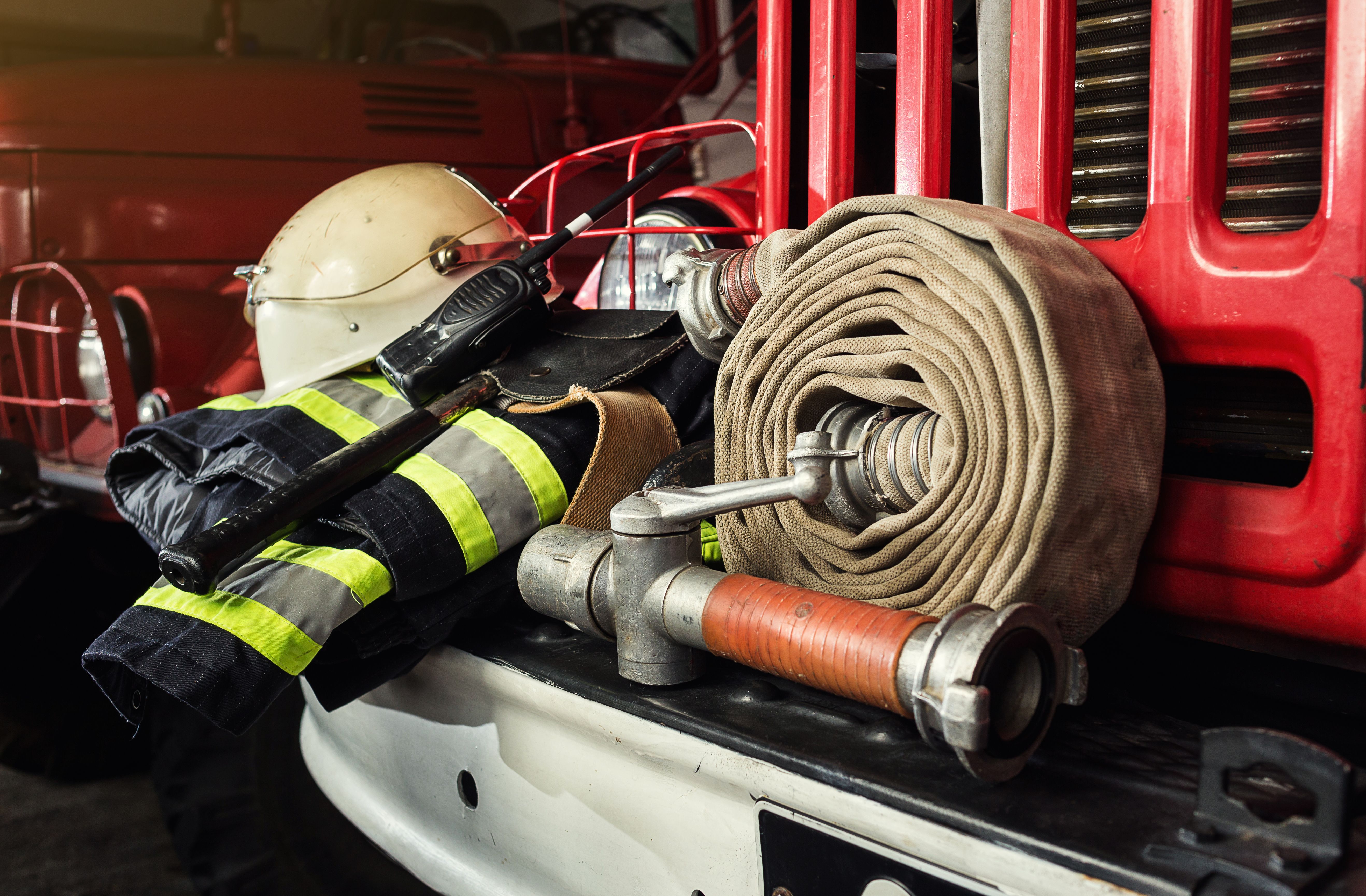 Incendiu violent din cauza unei lumânări. O femeie a murit, 30 de persoane au fost evacuate