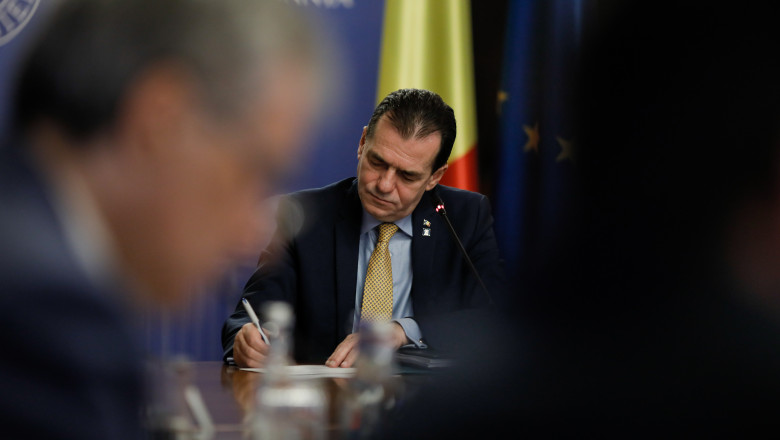 ludovic orban semneaza un document