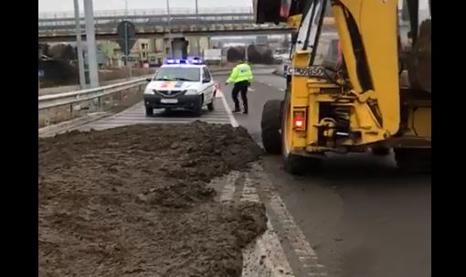 VIDEO | Soferul unei basculante a blocat autostrada A4 dupa ce a imprastiat balegar pe carosabil