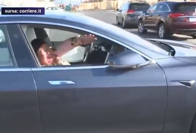 VIDEO. Reactia unei femei dupa ce masina Tesla in care se afla porneste fara şofer