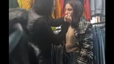 Adolescente prinse la furat intr-un magazin din Alexandria