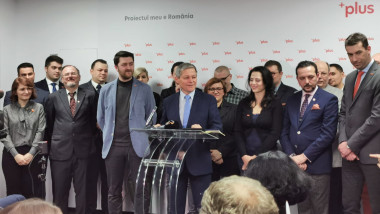 Dacian Cioloş alături de membri PLUS