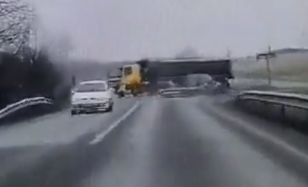 VIDEO. Accident evitat in ultima clipa, in Hunedoara